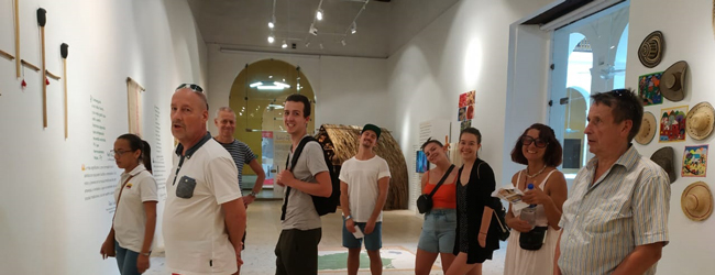 LISA-Sprachreisen-Erwachsene-Spanisch-Kolumbien-Cartagena-Freizeit-Ausflug-Gruppe-Museum