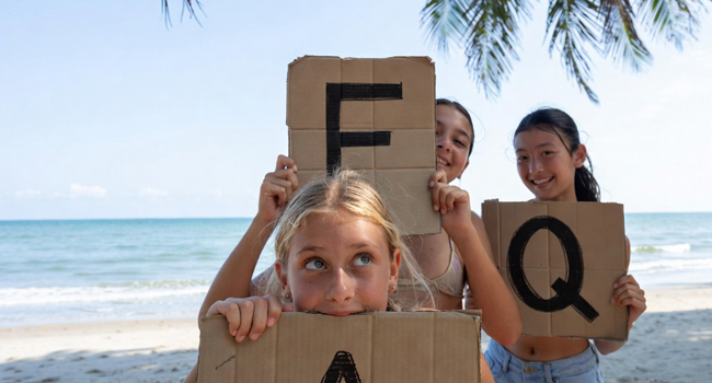 FAQ LISA! Sprachreisen 3 Mädchen am Strand mit F A Q Pappschildern FAQ LISA! Sprachreisen 3 Mädchen am Strand mit F A Q Pappschildern