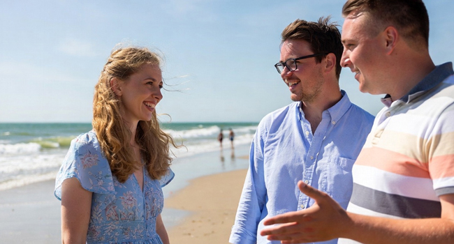 Erwachsene Teilnehmer am Strand in Bournemouth während einer LISA! Sprachreise in England im Gespräch