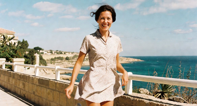 Erwachsene an der Küste von Malta während eines LISA! Bildungsurlaubs genießen Meerblick und mediterrane Atmosphäre