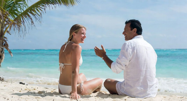  Erwachsene am Strand während eines LISA! Bildungsurlaubs genießen Sonne und Meer und lernen Spanisch in entspannter Umgebung