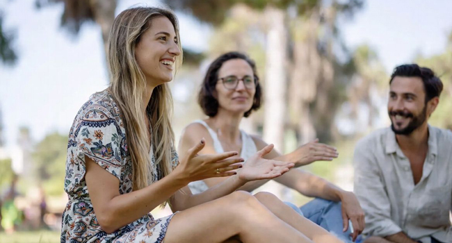 Bildungsurlaub Sprachkurse mit LISA! – Sprachen lernen und internationale Erfahrungen sammeln Erwachsene im Gespräch während eines LISA! Bildungsurlaubs genießen internationale Atmosphäre und lernen neue Sprachen