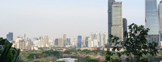 Sprachreise Thailand Bangkok mit LISA! – Skyline, Stadtleben und grüne Oasen Skyline von Bangkok Thailand mit Park während einer LISA! Sprachreise zeigt moderne Stadt und Natur