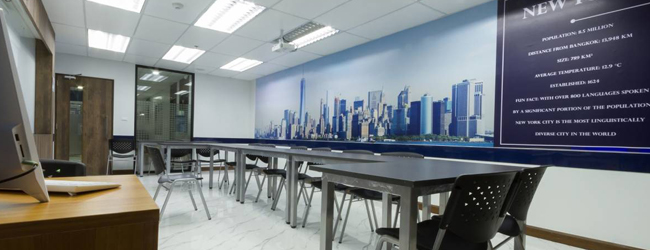 Blick in ein Klassenzimmer mit Tische und Stühlen an der Sprachschule in Bangkok