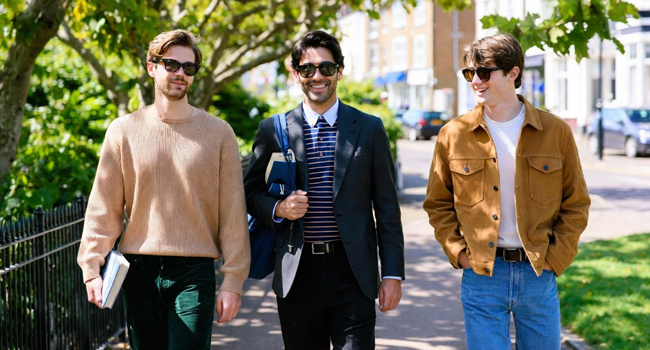 Erwachsene im Gespräch in London während eines LISA! Bildungsurlaubs lernen Business-Englisch und genießen internationales Stadtleben