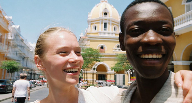  Erwachsene in Cartagena während eines LISA! Bildungsurlaubs machen Selfie und entdecken die historische Altstadt Kolumbiens