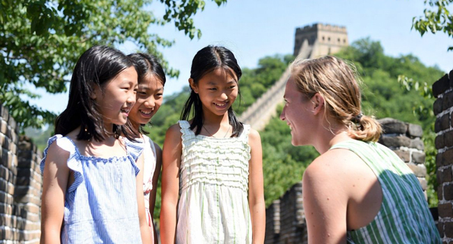 Erwachsene im Austausch mit Kindern an der Chinesischen Mauer während eines LISA! Bildungsurlaubs erleben Kultur und lernen Chinesisch