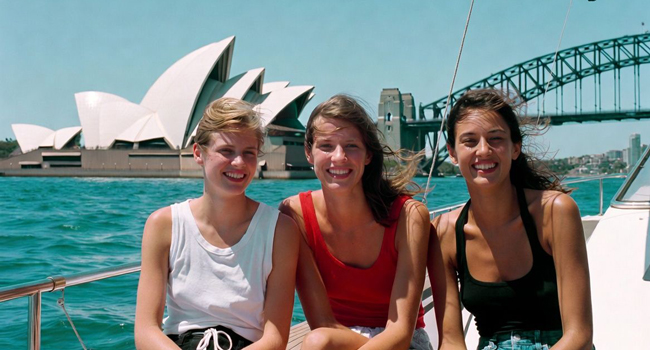 Bildungsurlaub Sydney Australien mit LISA! – Englisch lernen, Stadt und unvergessliche Erlebnisse Erwachsene vor dem Sydney Opera House während eines LISA! Bildungsurlaubs genießen Stadt, Meer und lernen Englisch