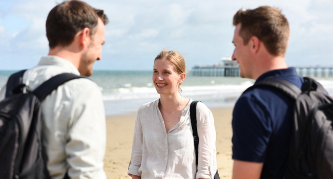 Bildungsurlaub England Bournemouth Park mit LISA! – Englisch lernen und britisches Küstenflair erleben Erwachsene in Bournemouth Park während eines LISA! Bildungsurlaubs genießen die Küste Englands und lernen Englisch in entspannter Atmosphäre