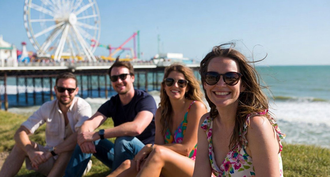 Bildungsurlaub England Brighton mit LISA! – Englisch lernen und britisches Küstenflair erleben Erwachsene in Brighton während eines LISA! Bildungsurlaubs genießen die Küste Englands und lernen Englisch in internationaler Atmosphäre