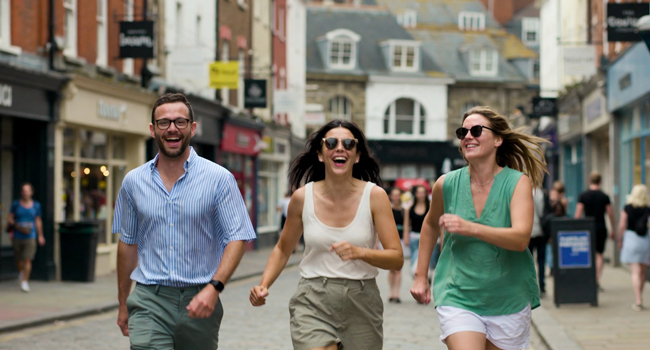 Bildungsurlaub England Brighton mit LISA! – Englisch lernen und Brighton authentisch erleben Erwachsene in Brighton während eines LISA! Bildungsurlaubs genießen internationale Atmosphäre und lernen Englisch in England