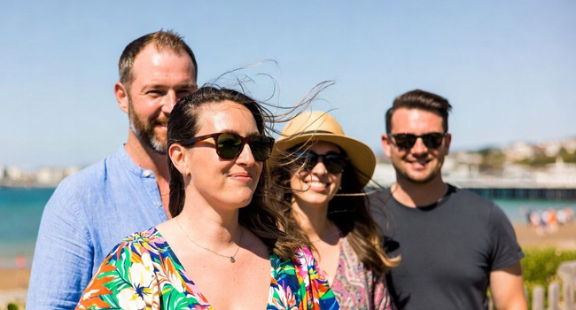 Bildungsurlaub England Brighton Old Steine mit LISA! – Englisch lernen und britisches Küstenleben erleben Erwachsene in Brighton Old Steine während eines LISA! Bildungsurlaubs genießen internationale Atmosphäre und lernen Englisch am Meer