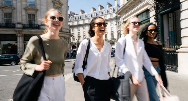 Erwachsene spazieren durch London während eines LISA! Bildungsurlaubs genießen Stadtleben und internationale Atmosphäre