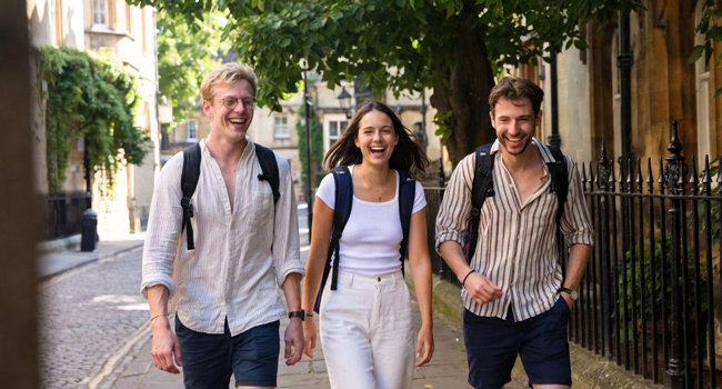  Erwachsene spazieren durch Oxford während eines LISA! Bildungsurlaubs genießen Stadtleben und lernen Englisch im Alltag