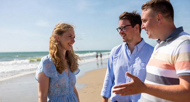 Bildungsurlaub England Worthing mit LISA! – Englisch lernen und britisches Küstenflair erleben Erwachsene in Worthing während eines LISA! Bildungsurlaubs genießen die Küste Englands und lernen Englisch in entspannter Atmosphäre