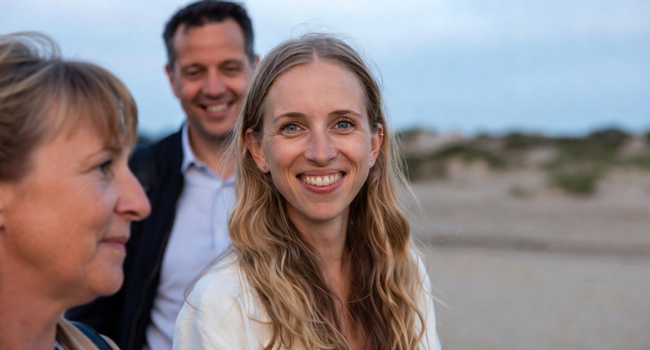 Bildungsurlaub England Worthing mit LISA! – Englisch lernen und britisches Küstenleben erleben Erwachsene in Worthing während eines LISA! Bildungsurlaubs genießen entspannte Küstenatmosphäre und lernen Englisch in England