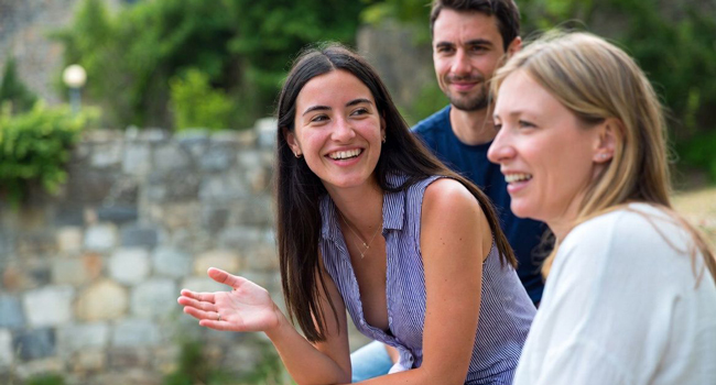 Bildungsurlaub Irland Dublin mit LISA! – Englisch lernen und internationale Begegnungen erleben Erwachsene in Dublin während eines LISA! Bildungsurlaubs genießen internationale Atmosphäre und lernen Englisch in entspannter Umgebung