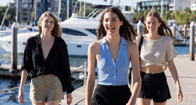 Bildungsurlaub Auckland Neuseeland mit LISA! – Englisch lernen, Stadt und unvergessliche Erlebnisse Erwachsene am Hafen in Auckland während eines LISA! Bildungsurlaubs genießen Küstenstadt und lernen Englisch im Alltag