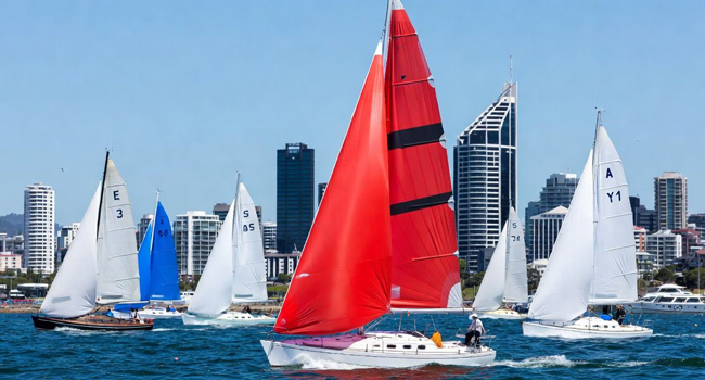 Bildungsurlaub Neuseeland mit LISA! – Englisch lernen, Meer und unvergessliche Erlebnisse Segelboote vor der Skyline von Auckland während eines LISA! Bildungsurlaubs erleben Küste, Natur und internationale Atmosphäre