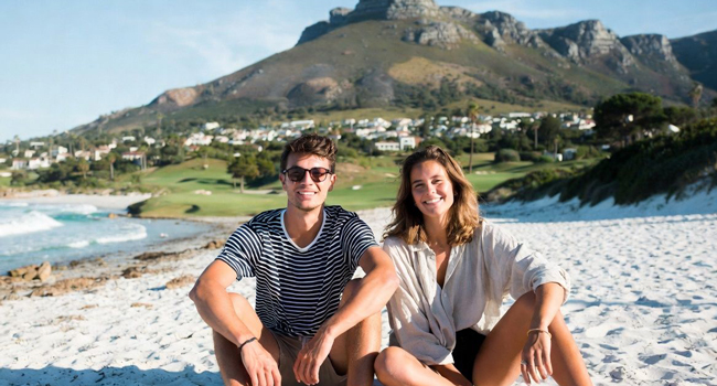 Erwachsene am Strand in Kapstadt während eines LISA! Bildungsurlaubs genießen Natur, Meerblick und lernen Englisch