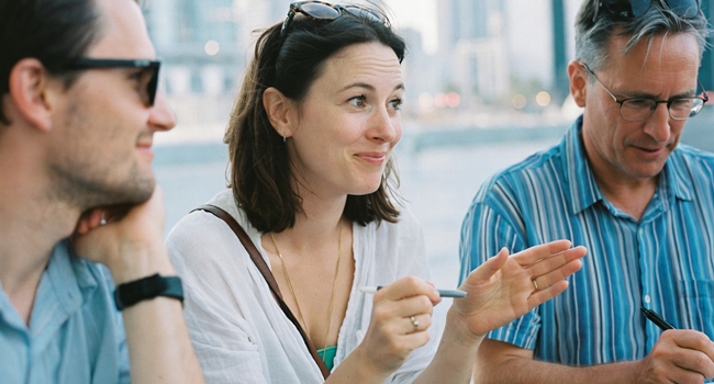 Erwachsene in Dubai während eines LISA! Bildungsurlaubs lernen Englisch in internationaler und moderner Atmosphäre