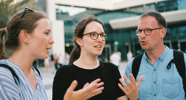 Bildungsurlaub Dubai mit LISA! – Englisch lernen und internationale Metropole erleben Erwachsene in Dubai während eines LISA! Bildungsurlaubs genießen internationale Atmosphäre und lernen Englisch in den Vereinigten Arabischen Emiraten