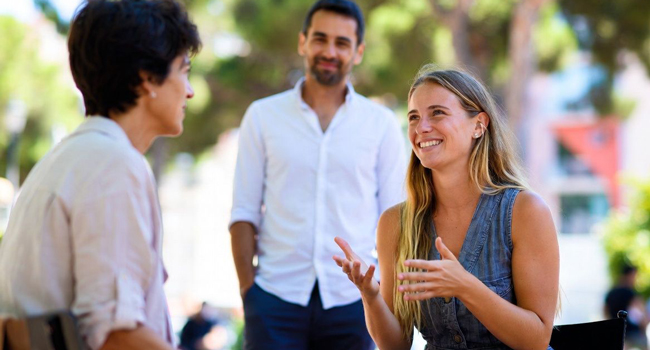 Erwachsene im Gespräch in Faro während eines LISA! Bildungsurlaubs üben Portugiesisch im Alltag in entspannter Umgebung