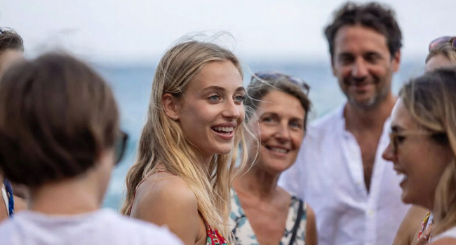 Bildungsurlaub Frankreich Nizza mit LISA! – Französisch lernen und internationale Begegnungen erleben Erwachsene in Nizza während eines LISA! Bildungsurlaubs genießen internationale Atmosphäre und lernen Französisch am Mittelmeer