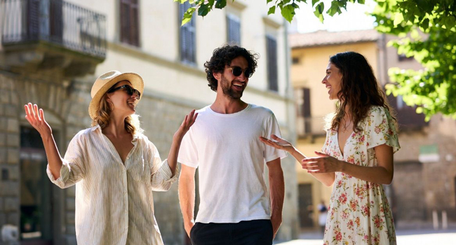 Teilnehmer eines Italienisch-Bildungsurlaubs in Florenz während eines Spaziergangs durch die Altstadt