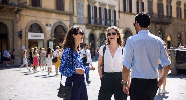 Bildungsurlaub Florenz Italien mit LISA! – Italienisch lernen, Stadt und unvergessliche Erlebnisse Erwachsene im Gespräch in Florenz während eines LISA! Bildungsurlaubs genießen Stadtleben und lernen Italienisch im Alltag