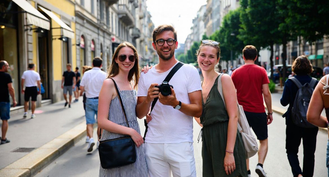 Bildungsurlaub Mailand Italien mit LISA! – Italienisch lernen, Stadtleben und unvergessliche Erlebnisse Erwachsene in Mailand während eines LISA! Bildungsurlaubs erkunden die Stadt und lernen Italienisch in urbaner Atmosphäre