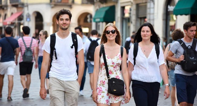  Erwachsene spazieren durch Mailand während eines LISA! Bildungsurlaubs genießen Stadtleben und lernen Italienisch im Alltag
