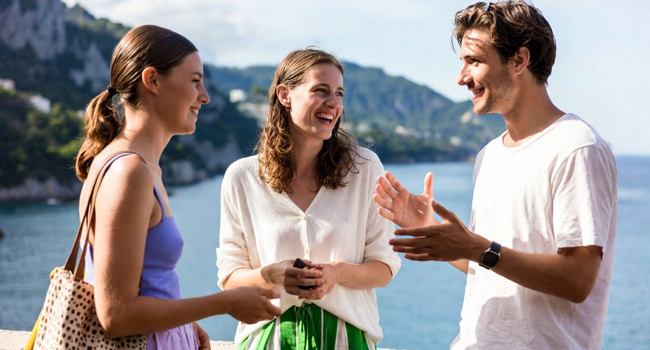  Erwachsene spazieren durch Siena während eines LISA! Bildungsurlaubs genießen italienische Altstadt und lernen Italienisch im Alltag