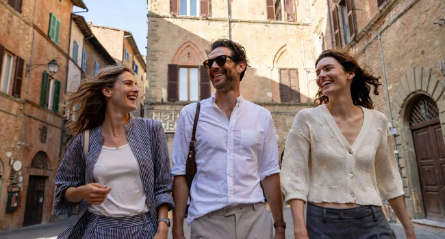 Erwachsene spazieren durch Siena während eines LISA! Bildungsurlaubs genießen italienische Altstadt und lernen Italienisch im Alltag