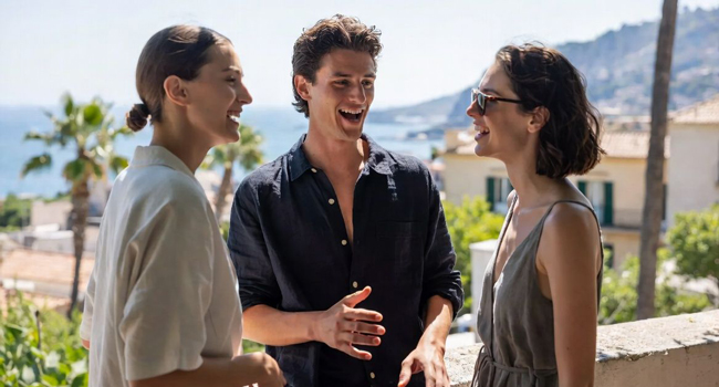  Erwachsene im Gespräch in Taormina während eines LISA! Bildungsurlaubs genießen Küste und lernen Italienisch im Alltag