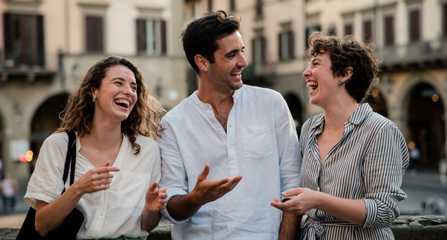 Bildungsurlaub Florenz Italien mit LISA! – Italienisch lernen, Kultur und unvergessliche Erlebnisse Erwachsene lachen in Florenz während eines LISA! Bildungsurlaubs genießen italienische Atmosphäre und lernen Italienisch
