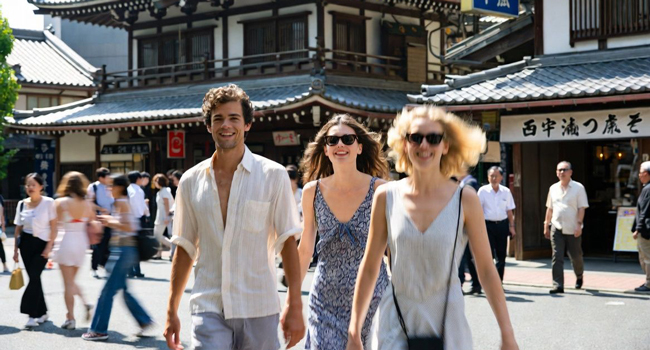  Erwachsene in Tokio während eines LISA! Bildungsurlaubs erkunden japanische Kultur und lernen Japanisch im Alltag