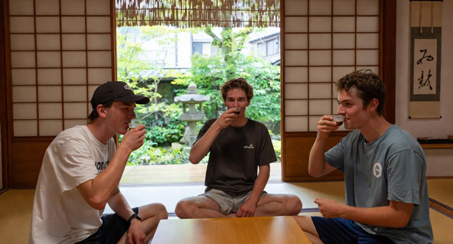 Erwachsene trinken Tee in traditionellem japanischen Raum während eines LISA! Bildungsurlaubs erleben Kultur und lernen Japanisch
