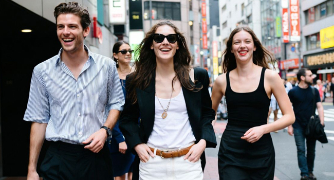 Erwachsene in Tokio während eines LISA! Bildungsurlaubs genießen modernes Stadtleben und lernen Japanisch im Alltag