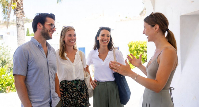 Bildungsurlaub Faro Portugal mit LISA! – Portugiesisch lernen, Gespräche und authentische Erlebnisse Erwachsene im Gespräch in Faro während eines LISA! Bildungsurlaubs lernen Portugiesisch in entspannter Atmosphäre