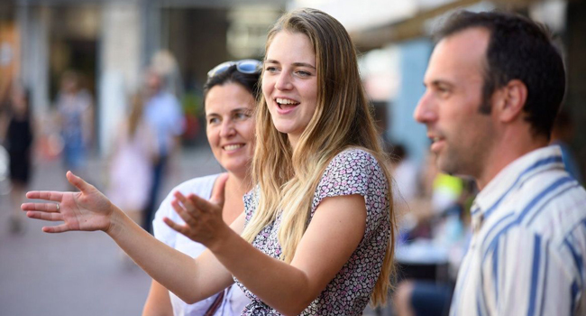 Erwachsene im Gespräch in Lissabon während eines LISA! Bildungsurlaubs üben Portugiesisch im Alltag und entdecken die Stadt