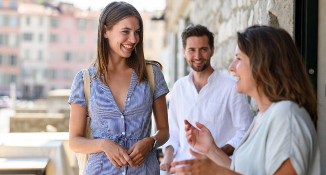 Erwachsene im Gespräch in Porto während eines LISA! Bildungsurlaubs üben Portugiesisch und entdecken die Stadt gemeinsam
