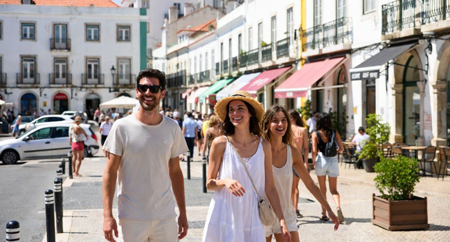 Bildungsurlaub Portugal mit LISA! – Stadtleben, Kultur und unvergessliche Erlebnisse Erwachsene spazieren durch portugiesische Altstadt während eines LISA! Bildungsurlaubs und genießen Stadtleben und Kultur