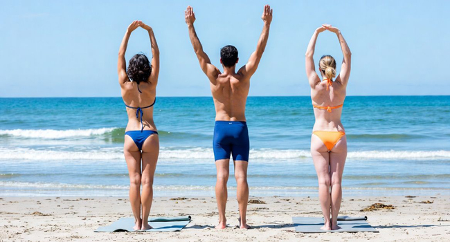  Erwachsene machen Yoga am Strand in Sámara Costa Rica während eines LISA! Bildungsurlaubs genießen Natur und Entspannung