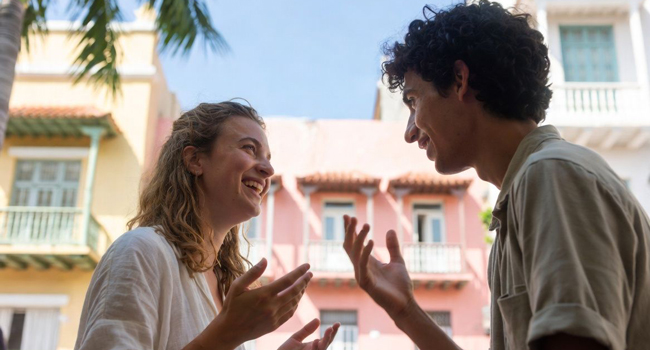  Erwachsene im Gespräch in Cartagena während eines LISA! Bildungsurlaubs üben Spanisch im Alltag und genießen die Atmosphäre