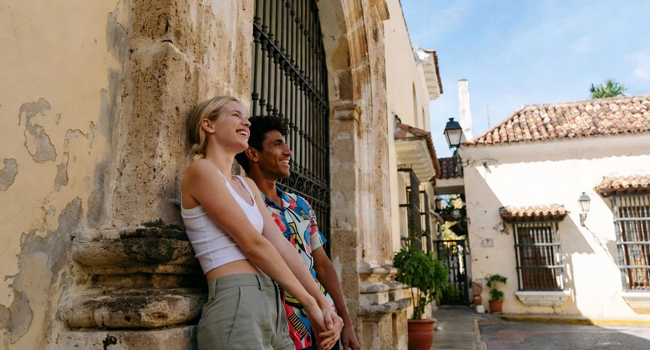 Erwachsene genießen Aufenthalt in Cartagena während eines LISA! Bildungsurlaubs und entdecken historische Architektur und Kultur
