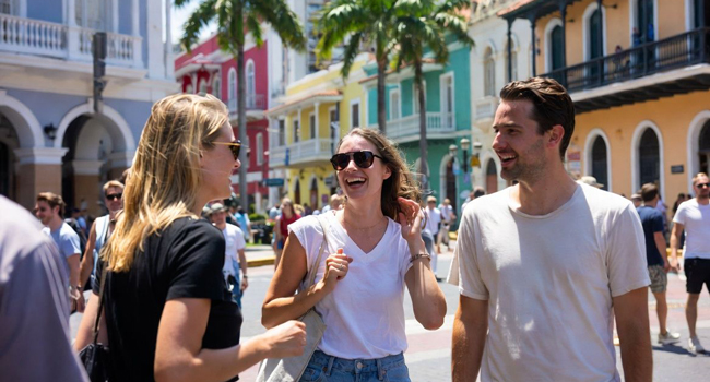 Erwachsene im Gespräch in Panama Stadt während eines LISA! Bildungsurlaubs genießen Stadtleben und lernen Spanisch im Alltag