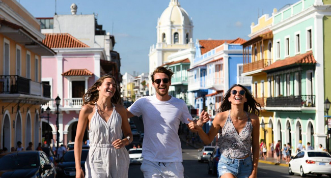  Erwachsene genießen Aufenthalt in Panama Stadt während eines LISA! Bildungsurlaubs und entdecken farbenfrohe Altstadt und Kultur