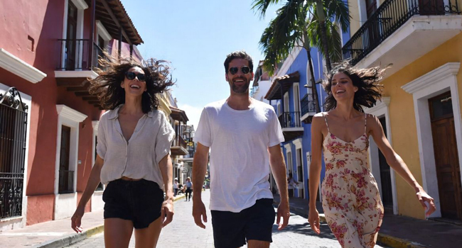 Erwachsene spazieren durch Panama während eines LISA! Bildungsurlaubs und genießen Sonne, Stadt und lateinamerikanisches Flair