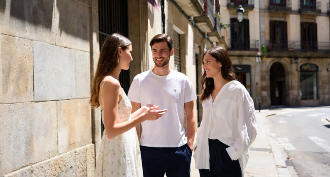 Bildungsurlaub Spanien Barcelona 30 Plus mit LISA! – Spanisch lernen und Barcelona authentisch erleben Erwachsene in Barcelona während eines LISA! Bildungsurlaubs für 30 Plus genießen spanische Atmosphäre und lernen Spanisch im Alltag
